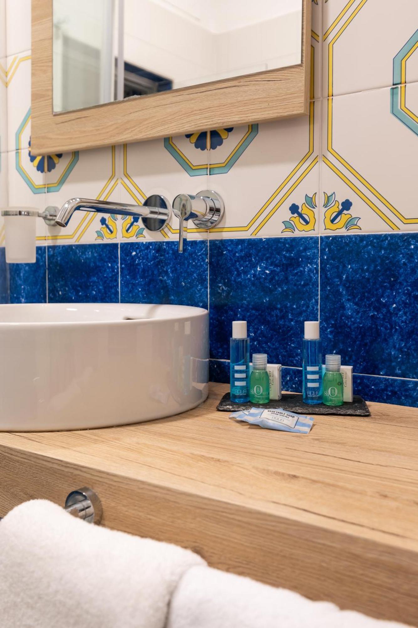 Yourhome - Lidia Rooms & Suites ซอร์เรนโต ภายนอก รูปภาพ